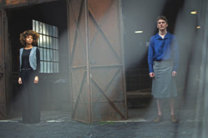 Veste chemise et pantalon porté par une modèle et chemise et kilt par un second modèle collection Who_Men Julie Bonnard Créatrice textile Saint-Étienne Loire