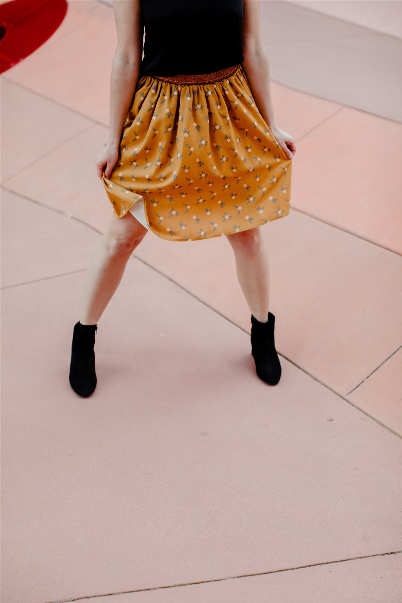 Gang de Filles une modèle porte une jupe coloré Julie Bonnard créations textiles vêtement prêt à porter Saint-Étienne - La Paire de Cerise (2)