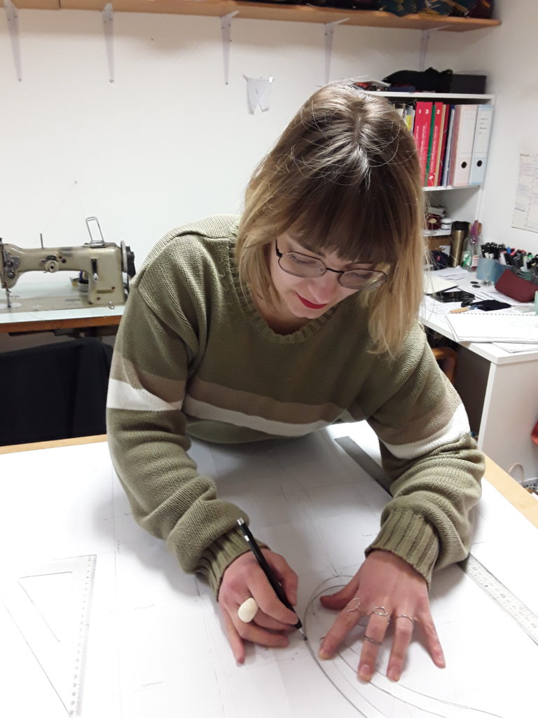 Julie Bonnard styliste traçage d'une patron Saint-Étienne créatrice textile