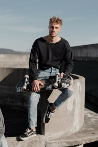 Un modèle porte un pull Julie Bonnard Créatrice Textile Prêt-à-Porter Haut De Gamme Saint-Étienne Loire vêtements unisexes