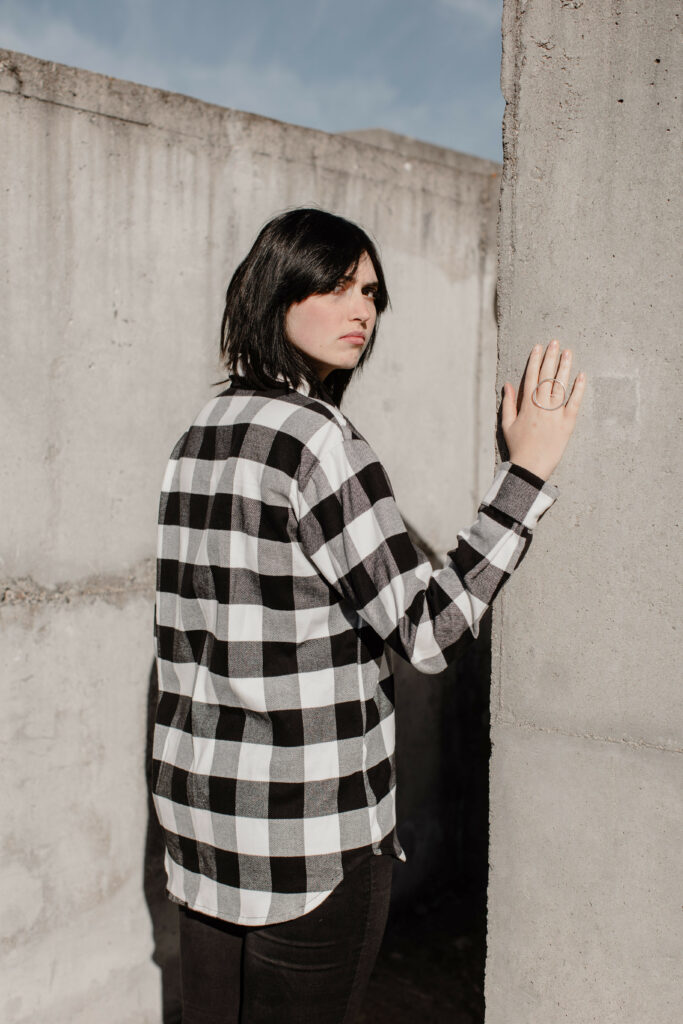 Une modèle porte une chemise Julie Bonnard Créatrice Textile Prêt-à-Porter Haut De Gamme Saint-Étienne Loire vêtements unisexes