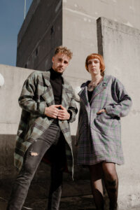 Deux modèles portent des manteaux Julie Bonnard Créatrice Textile Prêt-à-Porter Haut De Gamme Saint-Étienne Loire