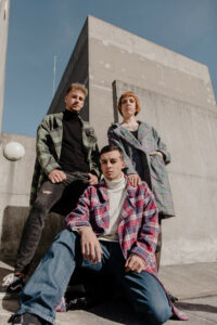 Trois modèles portent des manteaux Julie Bonnard Créatrice Textile Prêt-à-Porter Haut De Gamme Saint-Étienne Loire vêtements unisexes