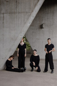 Shooting mode quatre modèles posent avec des pantalons Prêt-à-Porter Haut De Gamme Saint-Étienne Loire vêtements unisexes