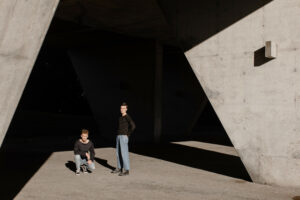 Pull Koji deux modèles devant un bâtiment