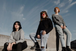 Trois modèles portent des pulls Julie Bonnard Créatrice Textile Prêt-à-Porter Haut De Gamme Saint-Étienne Loire