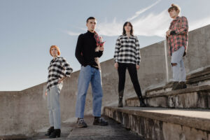 quatre modèles portent une chemise dyn Julie Bonnard Créatrice Textile Prêt-à-Porter Haut De Gamme Saint-Étienne Loire vêtements unisexes