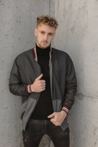 Un modèle porte un bombers Julie Bonnard Créatrice Textile Prêt-à-Porter Haut De Gamme Saint-Étienne Loire vêtements unisexes