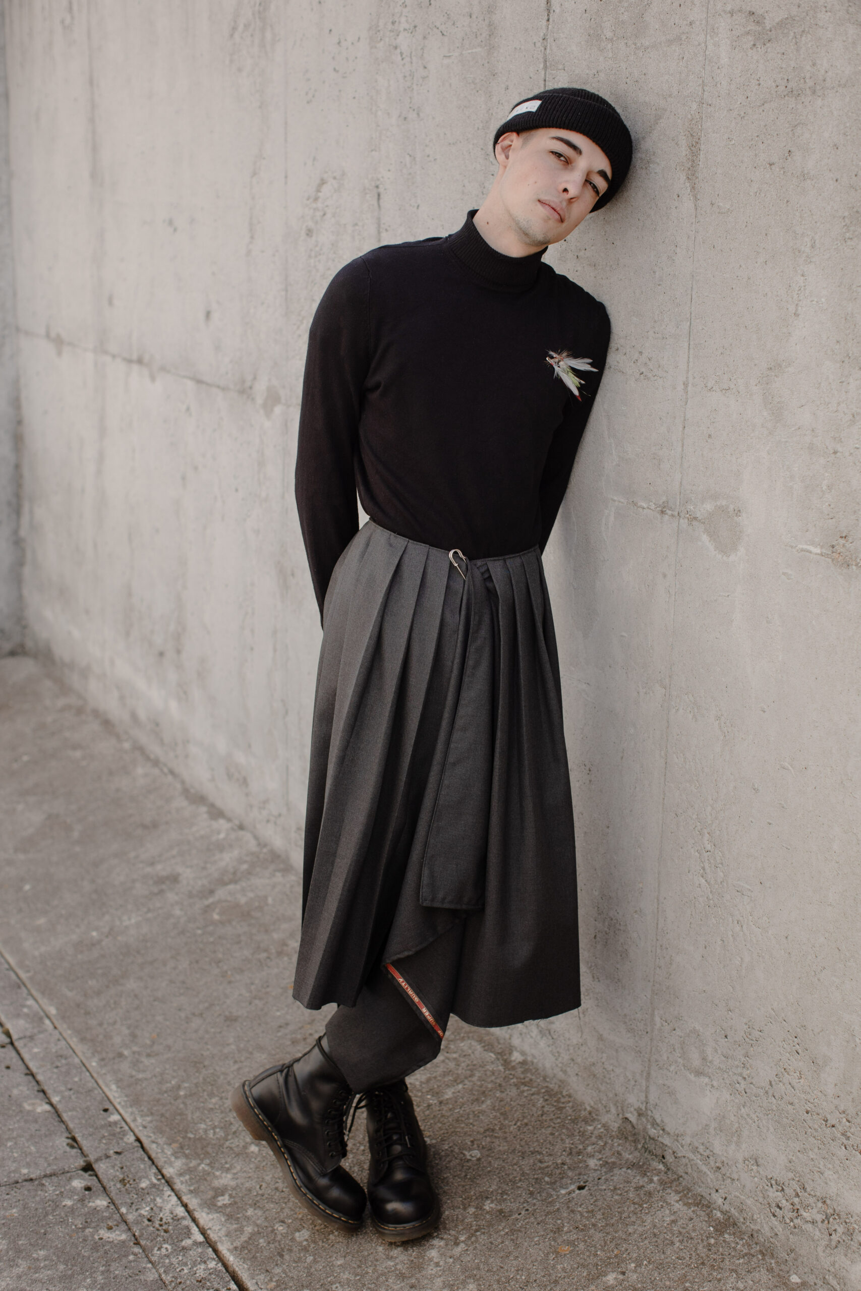 Un modèle porte un Kilt Julie Bonnard Créatrice Textile Prêt-à-Porter Haut De Gamme Saint-Étienne Loire vêtements unisexes