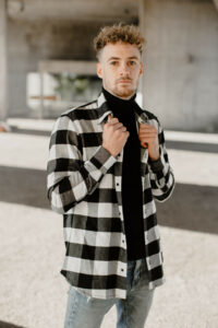 un modèle porte une chemise dyn Julie Bonnard Créatrice Textile Prêt-à-Porter Haut De Gamme Saint-Étienne Loire vêtements unisexes