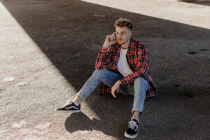 un modèle porte une chemise dyn Julie Bonnard Créatrice Textile Prêt-à-Porter Haut De Gamme Saint-Étienne Loire vêtements unisexes