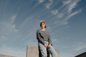 une modèle porte un pull dyn Julie Bonnard Créatrice Textile Prêt-à-Porter Haut De Gamme Saint-Étienne Loire vêtements unisexes