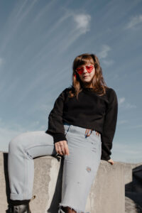 une modèle porte un pull dyn Julie Bonnard Créatrice Textile Prêt-à-Porter Haut De Gamme Saint-Étienne Loire vêtements unisexes