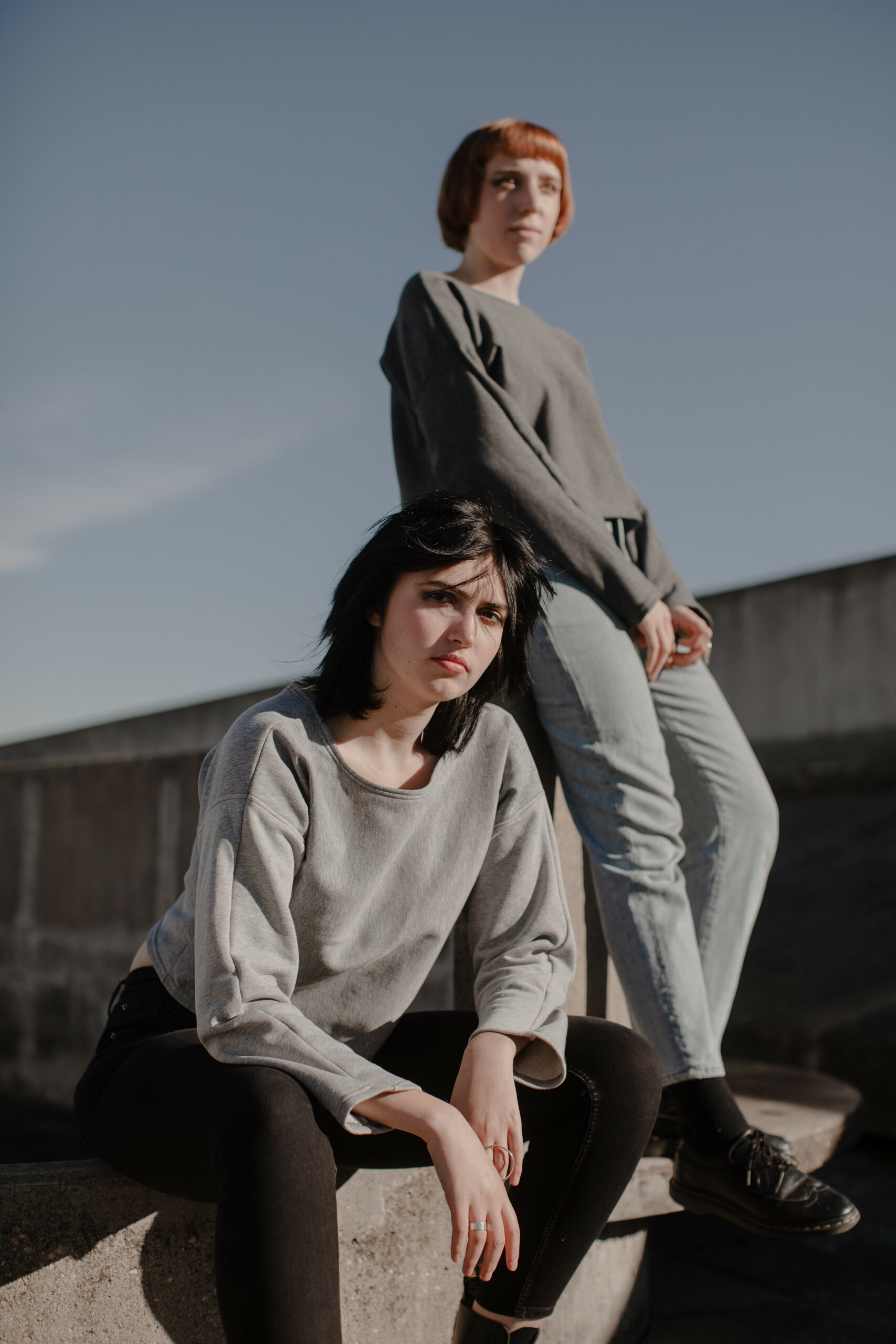 Deux modèles portent un pull Koji Julie Bonnard créations textiles vêtement prêt à porter Saint-Étienne - La Paire de Cerise vêtements unisexes